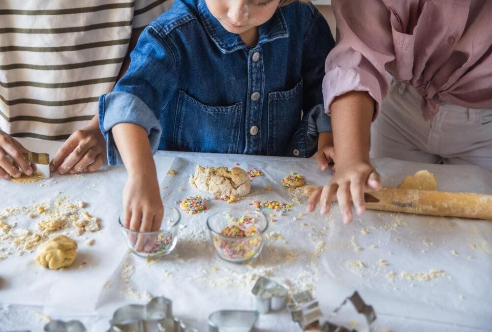 kids baking cookies at home